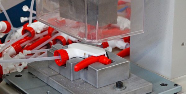 900x457_assembling_trigger_sprayer_Lindner-min Lindner Kunststoffprodukte Konfektionierung